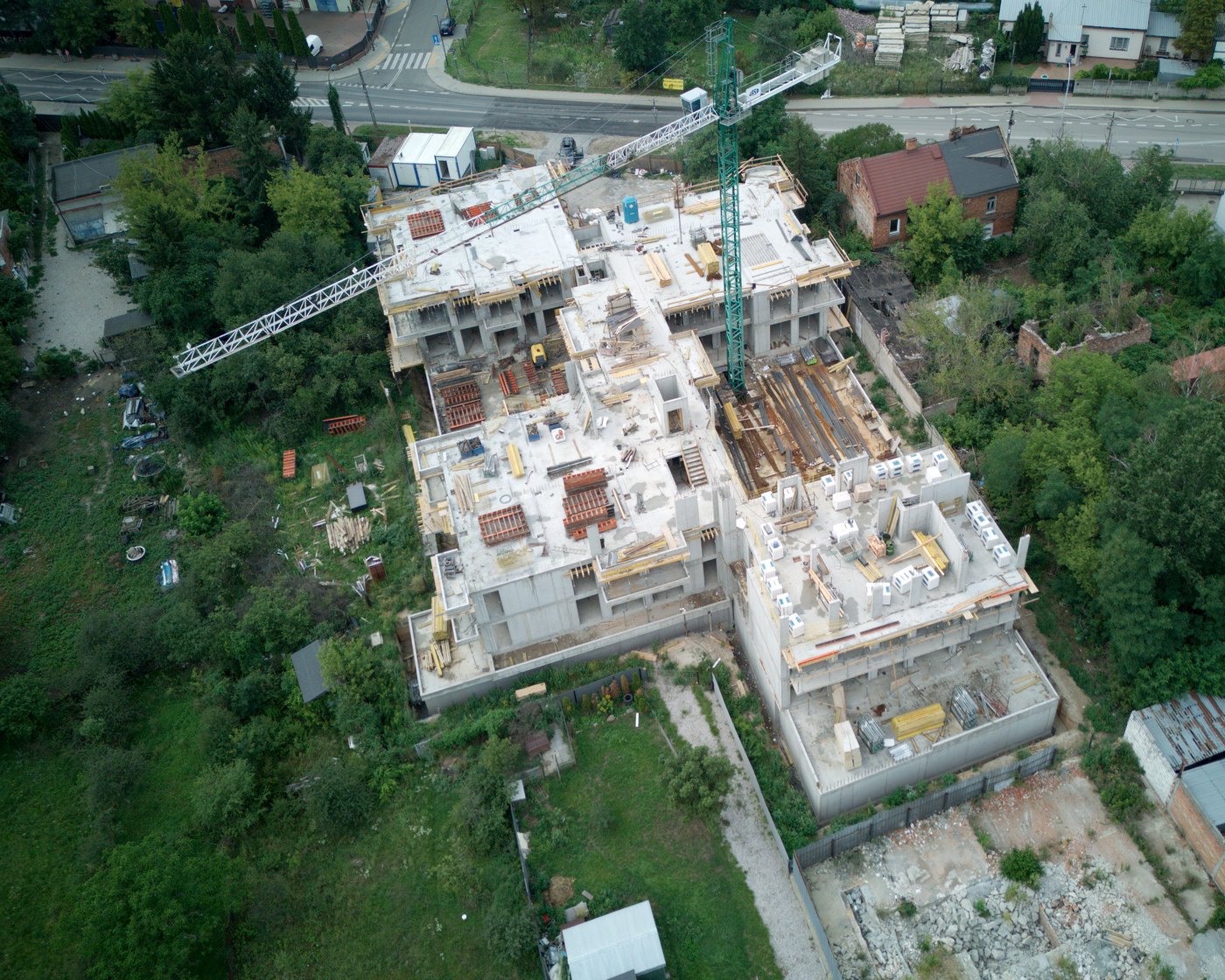 Budowa Swojskiej 26 z góry, 1 sierpnia 2026: płyta, szalunki, zbrojenie i żuraw